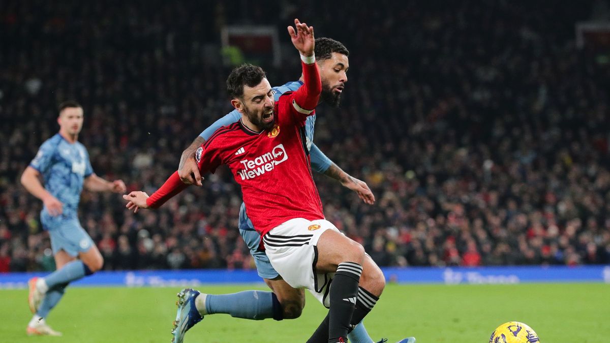 Zdjęcie okładkowe artykułu: Getty Images / James Gill / Douglas Luiz (Aston Villa) walczy o piłkę z Bruno Fernandesem z Manchesteru United