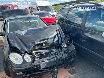 Karambol 6 pojazdów na trasie S2. Są ranni. Korek ma blisko 10 kilometrów!