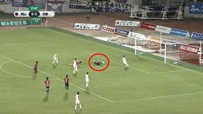 Kuriozalny gol w Japonii. Piłkarz leżał na murawie i trafił do siatki (wideo)