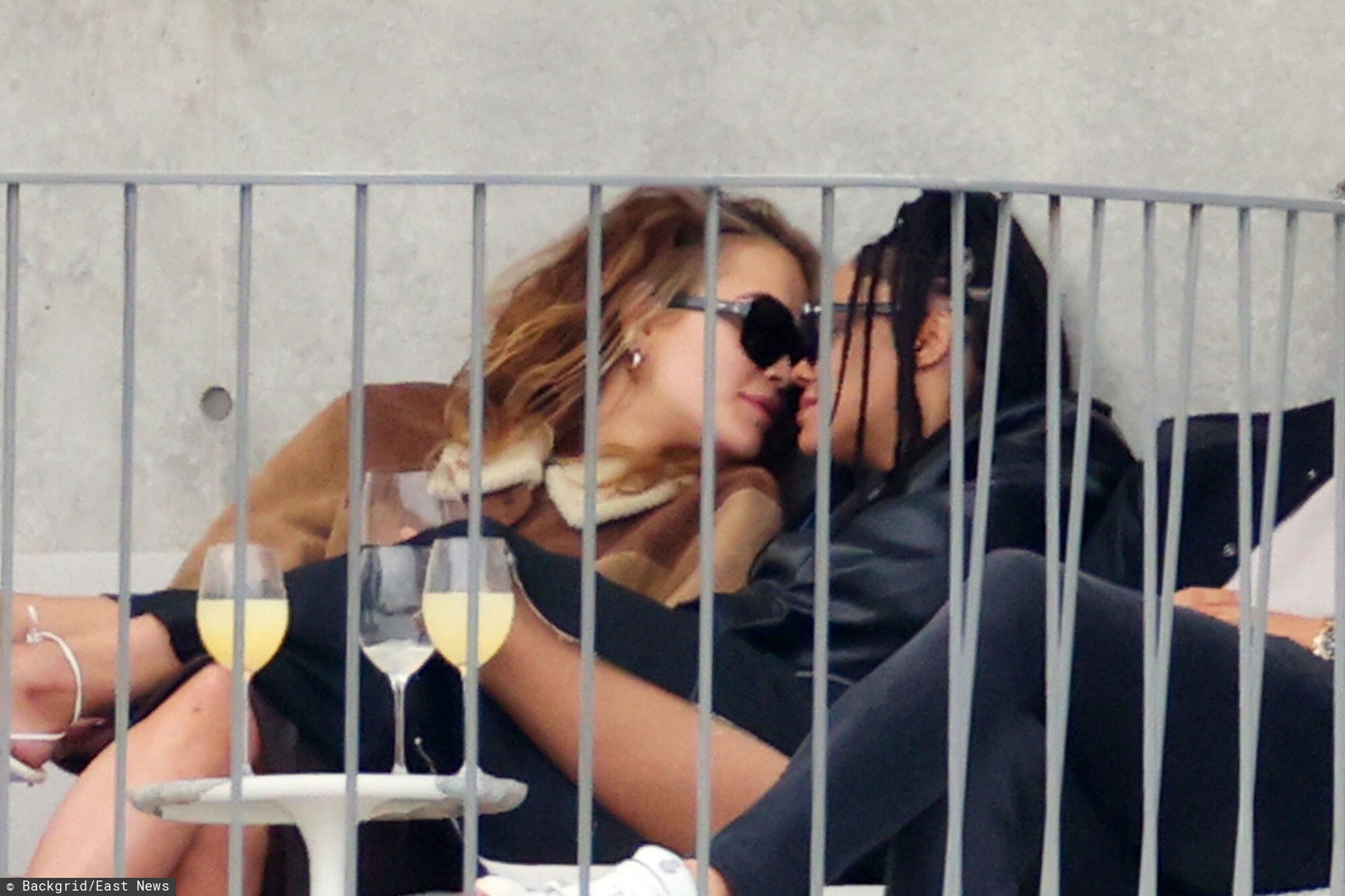 Rita Ora MIGDALI SIĘ w miłosnym TRÓJKĄCIE z Tessą Thompson i Taiką Waititim