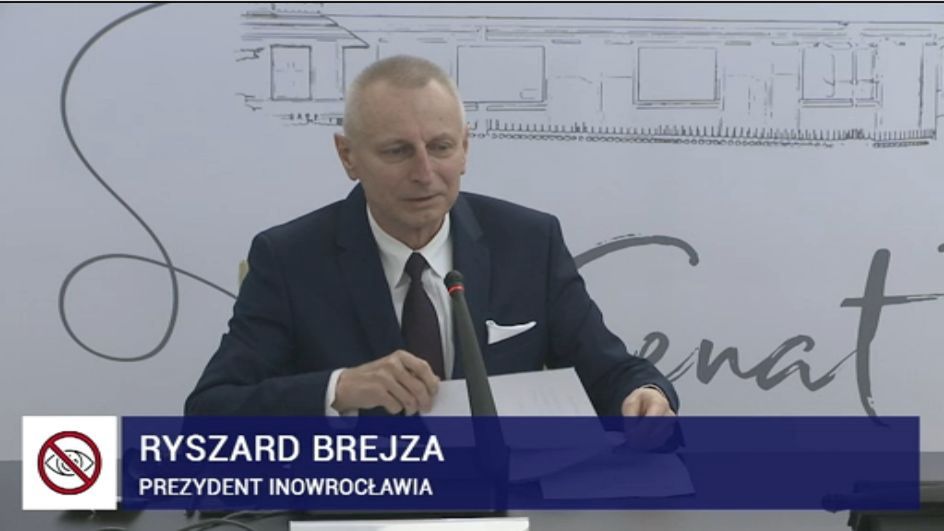 We wtorek wznowiono obrady senackiej komisji do spraw nielegalnej inwigilacji. Senatorowie wysłuchają zeznań Ryszarda Brejzy, prezydenta Inowrocławia i ojca inwigilowanego przez system Pegasus senatora KO, Krzysztofa Brejzy (fot. Senat)