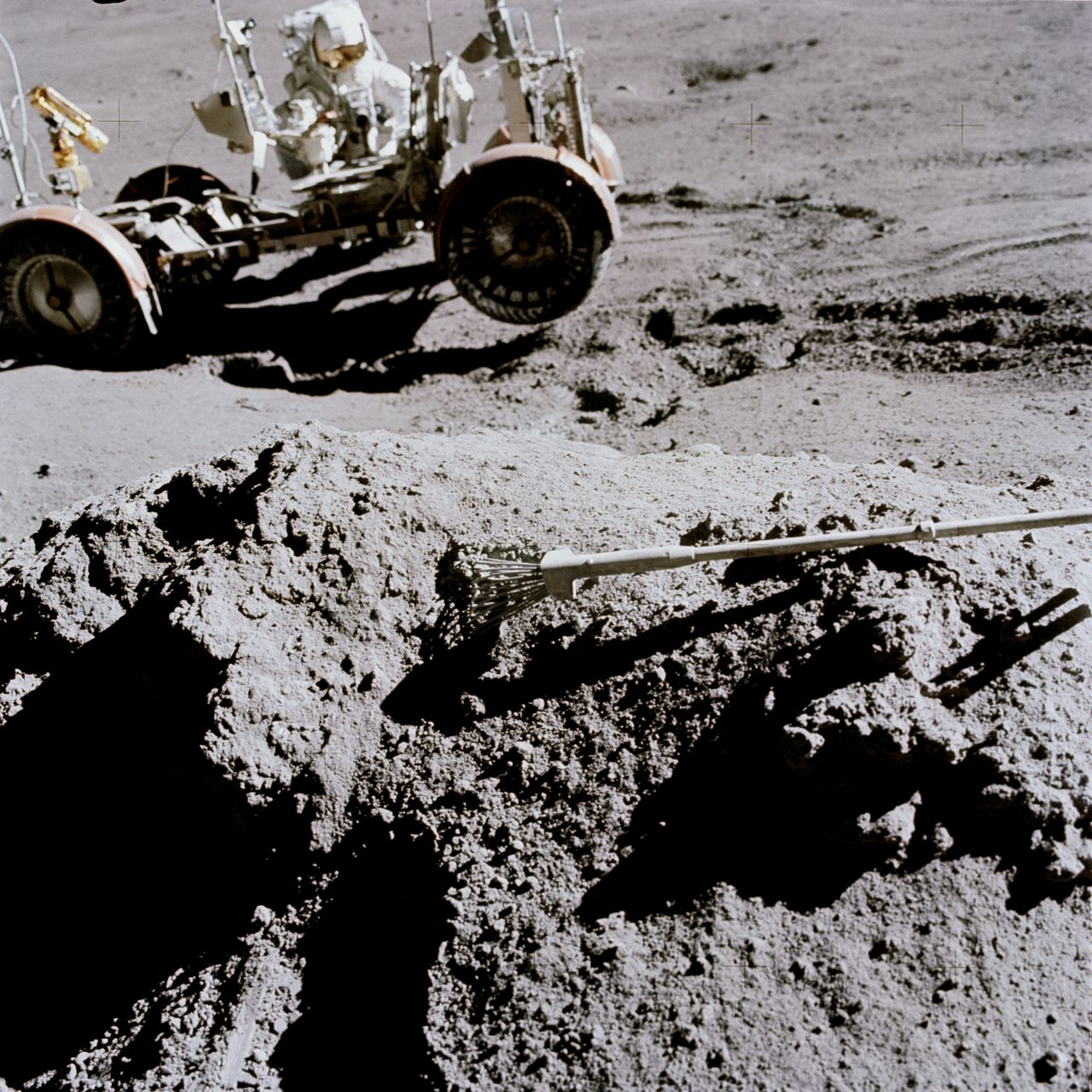 1 sierpnia 1971 (Apollo 15) - astronauta James Irwin przytrzymuje LRV. Pojazd zaczął zsuwać się tutaj ze zbocza krateru. Zdjęcie wykonał jego kolega - David Scott.