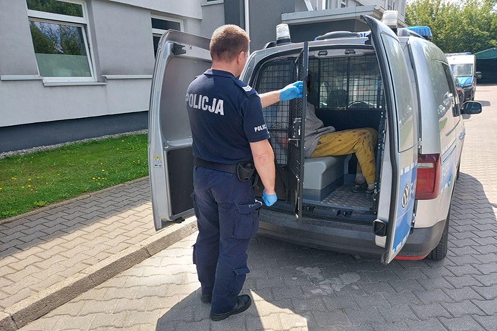 Groził sprzedawczyni nożem przez kaszankę. Był poszukiwany