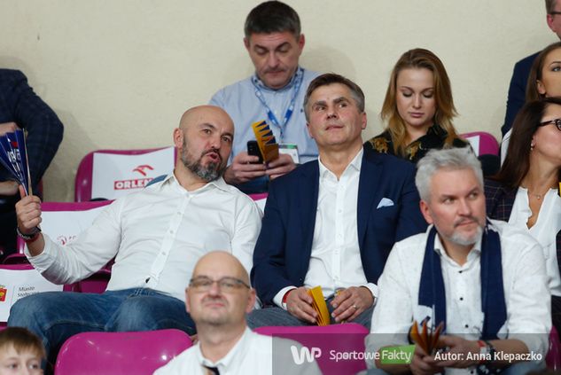 Dariusz Dziekanowski (w środku) wciąż uważa, iż afery premiowej nie da się zamieść pod dywan
