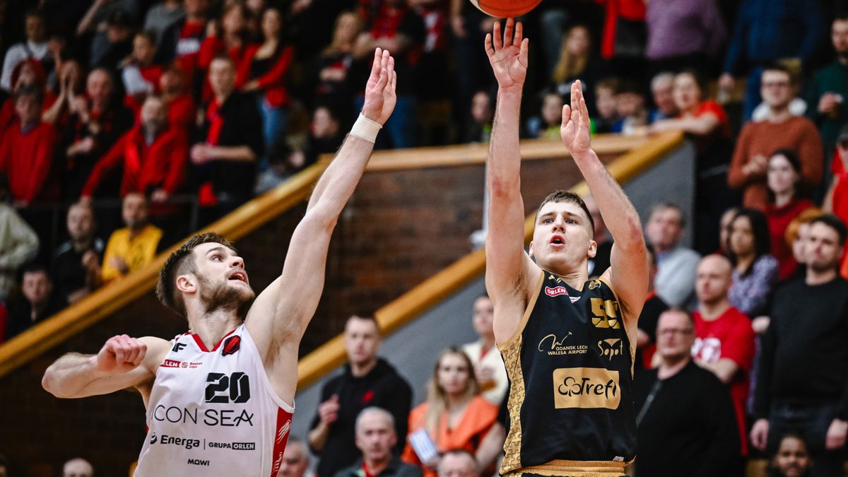 PAP / Marcin Gadomski / Na zdjęciu: Jakub Schenk (Trefl Sopot) oddający rzut w meczu z Energa Icon Sea Czarni Słupsk