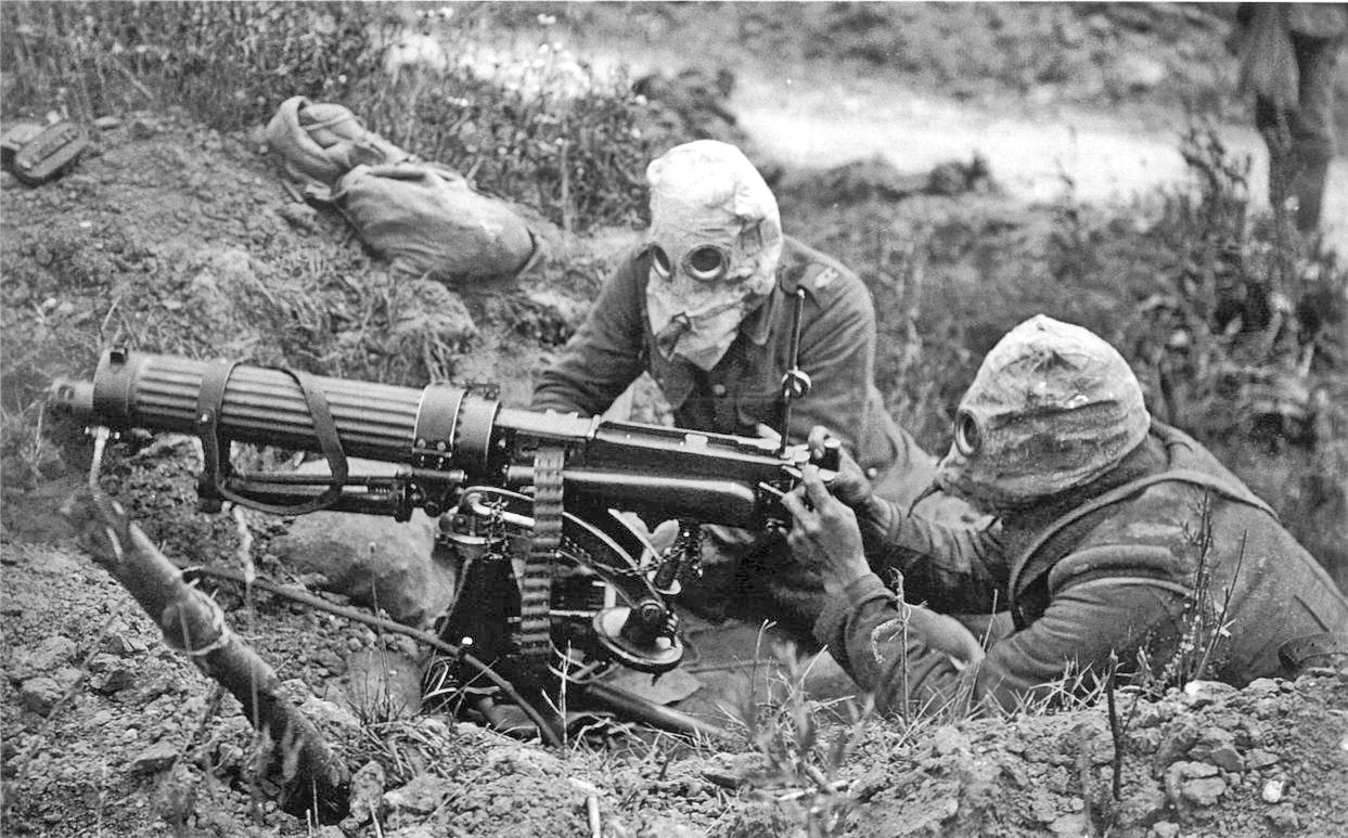 Obsługa karabinu maszynowego Vickers w maskach przeciwgazowych.