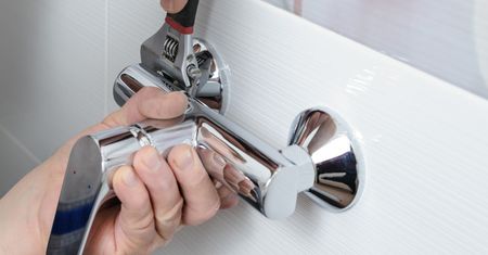 Jaką baterię prysznicową wybrać? Podtynkowa vs. natynkowa – poradnik