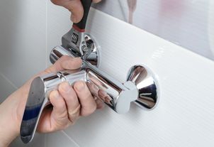Jaką baterię prysznicową wybrać? Podtynkowa vs. natynkowa – poradnik