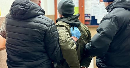 Podpalił dom byłej partnerki, gdy ta przed nim uciekała.