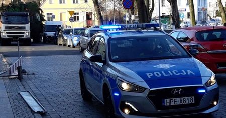 Półnaga i pijana leżała na chodniku. Zostawiła niemowlę na 12 godzin