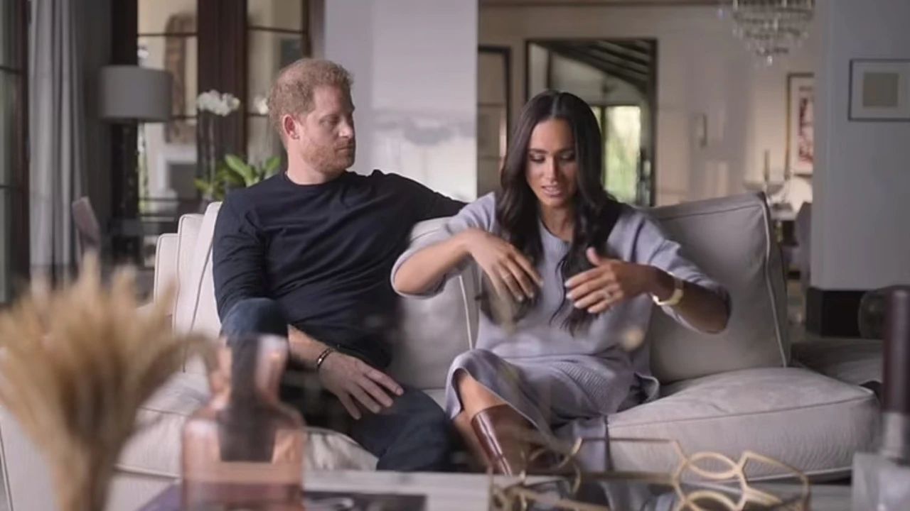 Meghan parodiuje "dyganie przed królową", a Harry obserwuje ją z niesmakiem. Internauci nie mają wątpliwości