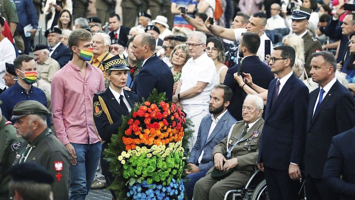 Tęczowy wieniec złożyli w hołdzie powstańcom lewicowi aktywiści