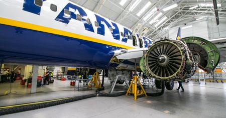 Ile zarabia mechanik lotniczy? "Nawet kilkadziesiąt tysięcy złotych miesięcznie"
