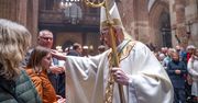 Noc cudów w Katedrze Poznańskiej: dorosłe chrzty, śpiew chóru i światło Zmartwychwstania