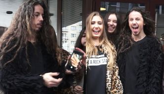 Michał Szpak z fanami pod studiem "Dzień Dobry TVN"