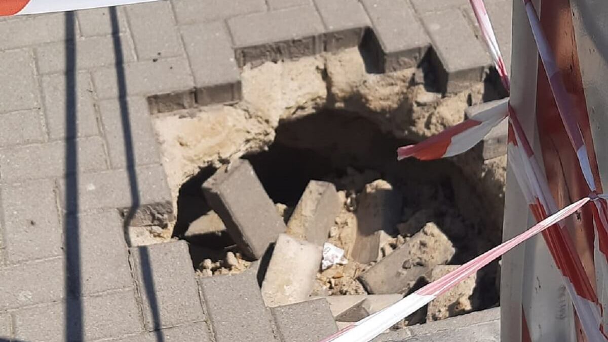 Dziura na chodniku wzdłuż ul. Orkana w Lublinie