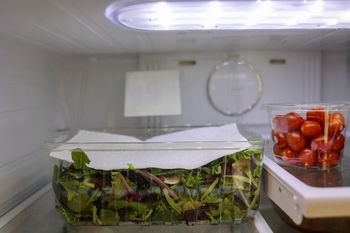 Włóż do pojemnika z sałatą. Dłużej zachowa świeżość