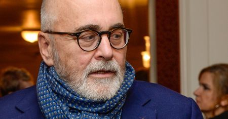 Ma na koncie ponad 80 filmów i seriali. Zdradza historie o aktorach