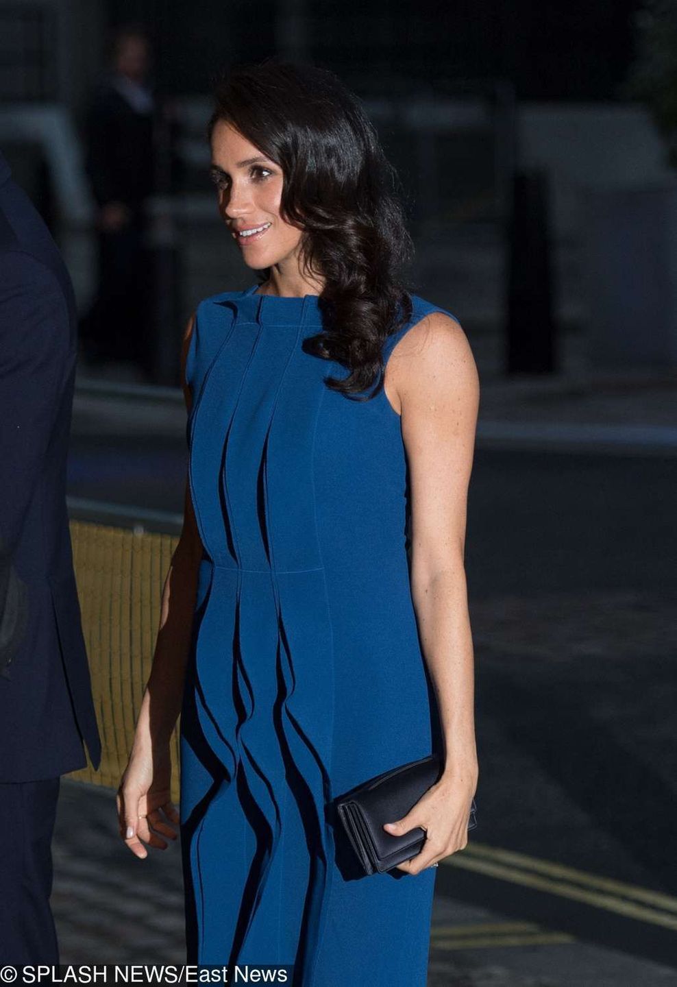 Meghan Markle w niebieskiej sukience na gali 100 Days to Peace