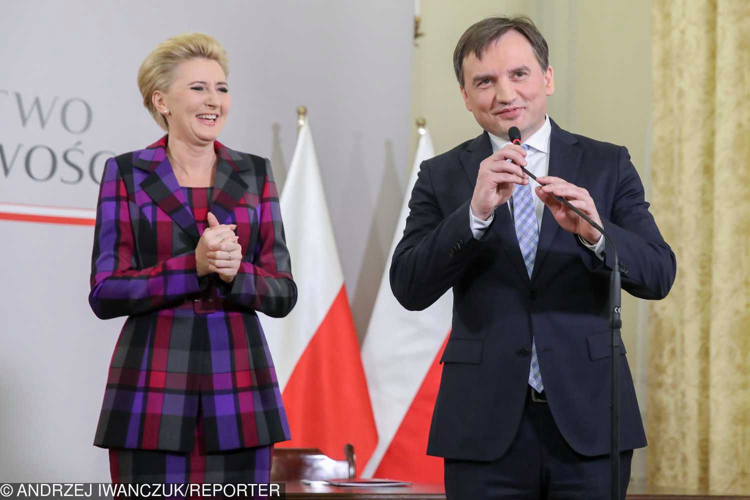 Agata Duda w kolorowej garsonce objęła honorowy patronat nad budową kliniki Budzik