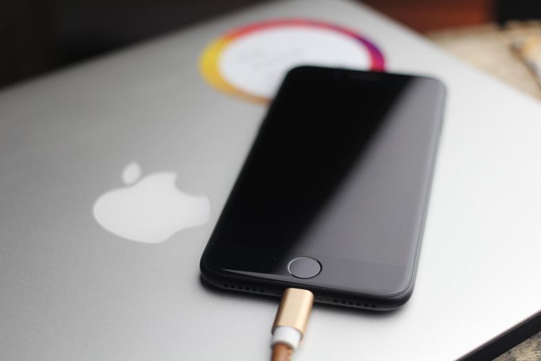 Apple przekonuje, że chodzi o utrzymanie stabilnego działania urządzeń z zużytymi bateriami
