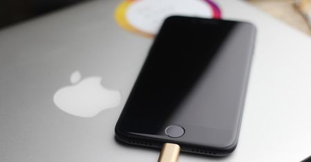 Apple walczy o odzyskanie reputacji po aferze z bateriami. Pozwoli wybrać, czy iPhone ma być spowalniany