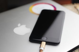 Apple walczy o odzyskanie reputacji po aferze z bateriami. Pozwoli wybrać, czy iPhone ma być spowalniany