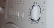 Tę opcję ma każda pralka. Włącz dwa razy, a ubrania szybciej wyschną