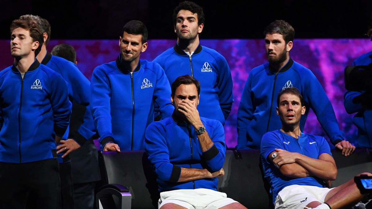 Roger Federer (siedzi z lewej) i członkowie drużyny Europy podczas ceremonii zakończenia kariery przez Szwajcara