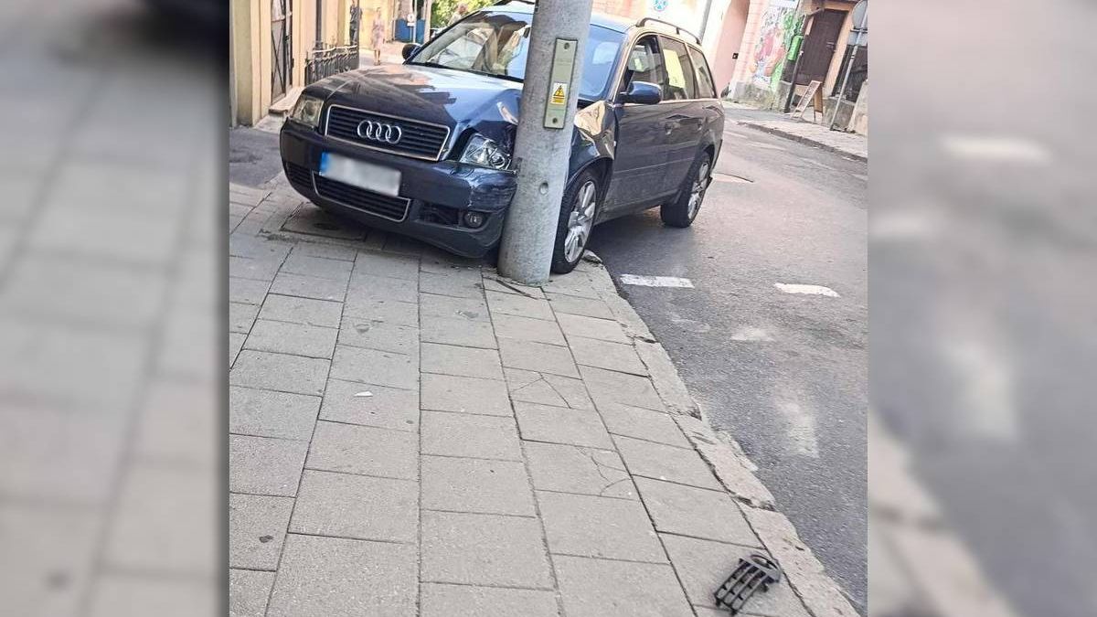 Audi uderzyło w słup na ul. Niecałej