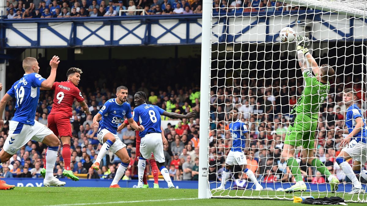 PAP/EPA / PETER POWELL / Na zdjęciu: Jordan Pickford broni strzał Roberto Firmino