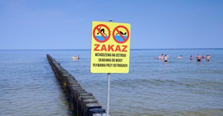 Sinice opanowały Bałtyk. Zakaz kąpieli na 17 plażach