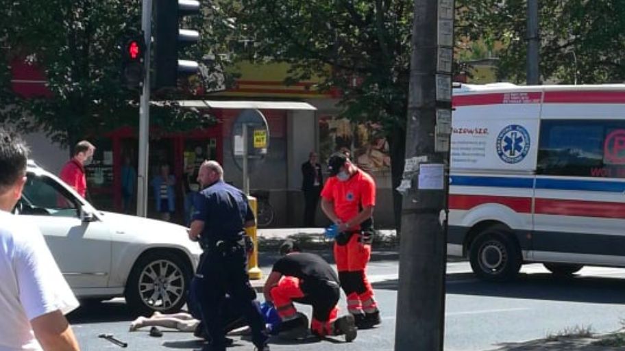 Pruszków. Do potrącenia starszej kobiety, która weszła na przejście dla pieszych na czerwonym świetle, doszło na skrzyżowaniu Niepodległości i Wojska Polskiego. Fot. Bartosz Kołodziejczyk