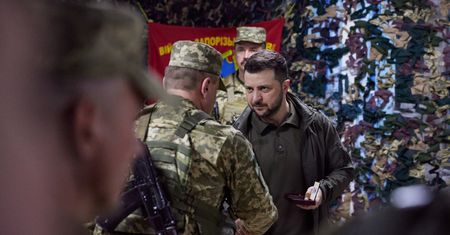 Zełenski odwiedził żołnierzy pod Charkowem. To pierwsza taka wizyta