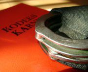 Ukradli z kiosku papierosy warte 16 tys.zł