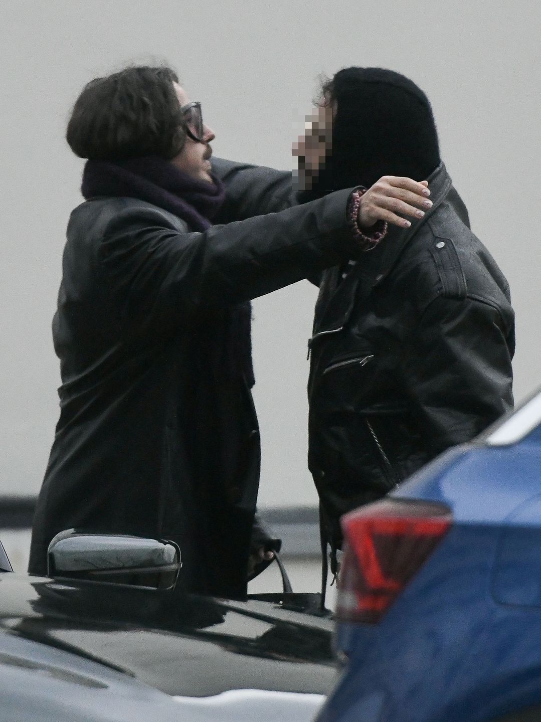 Michał Szpak na mieście w długim płaszczu