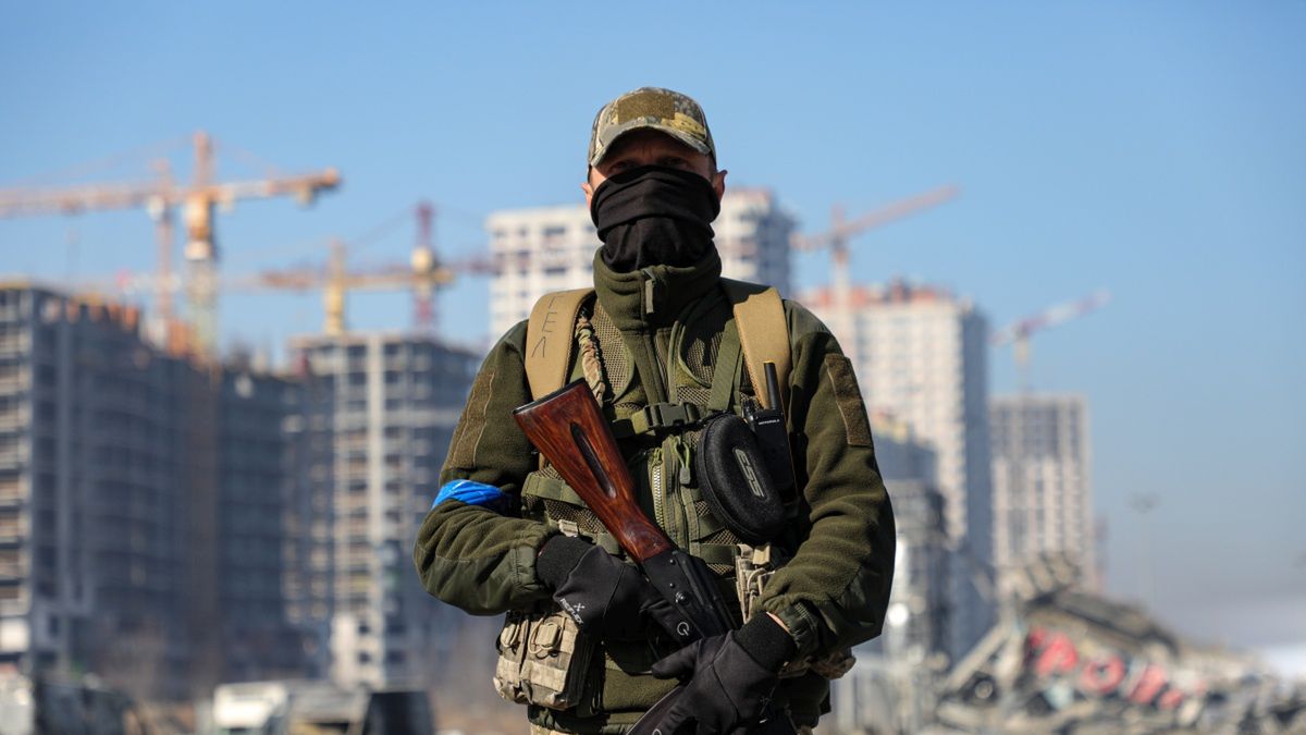 Ukraińskie wojsko będzie mogło otrzymać jeszcze większą pomoc z USA. Na zdjęciu ukraiński żołnierz w Kijowie 