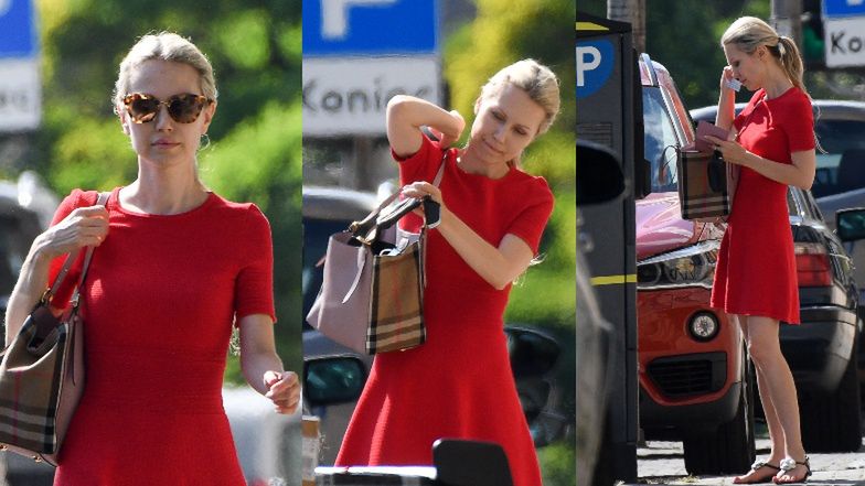 Magdalena Ogórek przechadza się z markową torebką