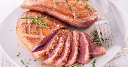Smażona pierś kaczki z ziemniakami gratin. Domowy obiad w wersji premium