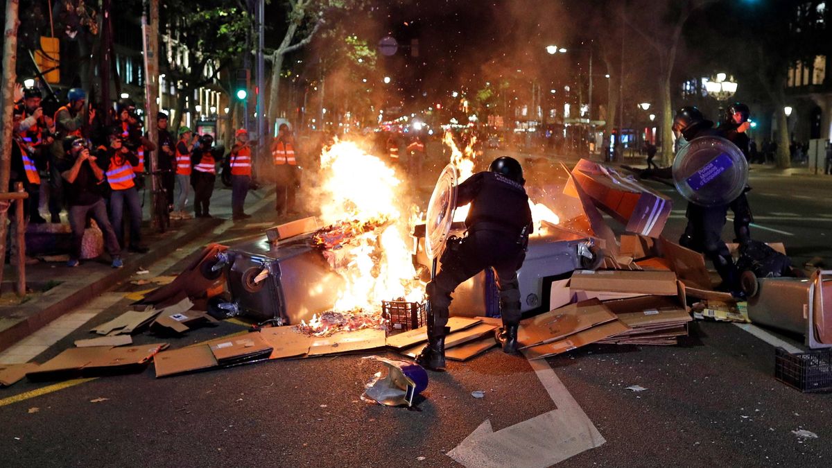 Zdjęcie okładkowe artykułu: PAP/EPA / ALEJANDRO GARCIA / Na zdjęciu: protesty w Barcelonie