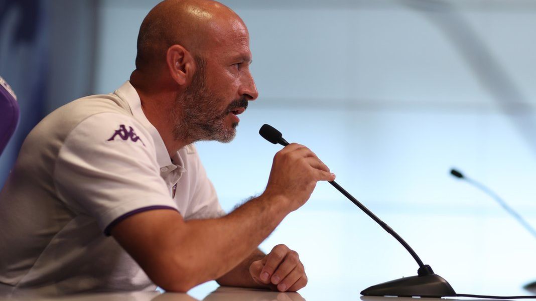 Zdjęcie okładkowe artykułu: Twitter / ACF Fiorentina / Na zdjęciu: Vincenzo Italiano w czasie konferencji prasowej
