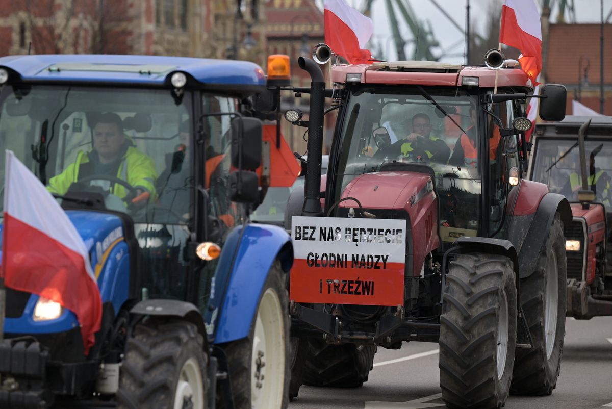 Gdańsk, 20.02.2024. Protest rolników w Gdańsku, 20 bm. Od piątku, 9 bm. rolnicy z całej Polski kontynuują protesty, które mają potrwać 30 dni. Ich powodem była m.in. decyzja Komisji Europejskiej dot. handlu z Ukrainą