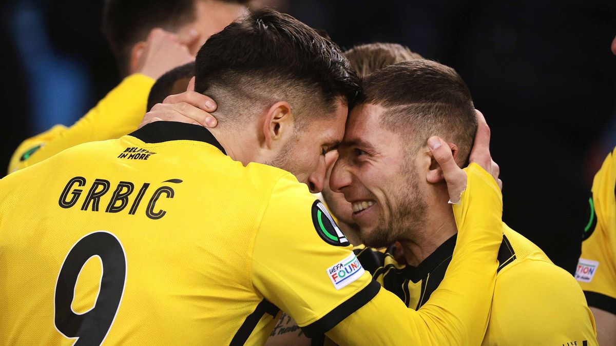 PAP/EPA / Jeroen Putmans / Na zdjęciu: piłkarze Vitesse Arnhem