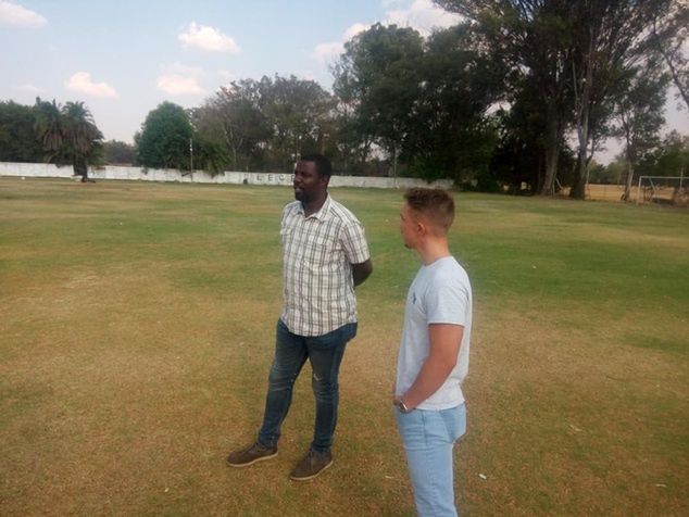 Dickson Choto obserwuje trening (fot. archiwum prywatne)