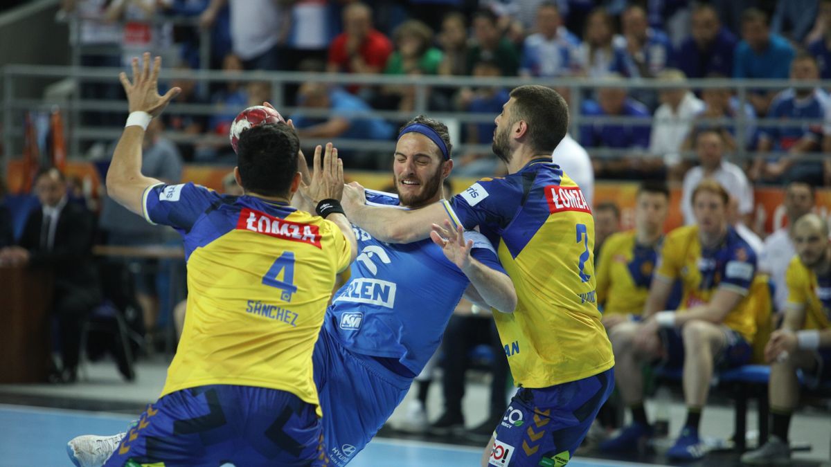 PAP / Szymon Łabiński / Zawodnik Orlenu Wisły Płock Niko Mindegia (C) oraz Miguel Sanchez-Migallon (L) i Branko Vujovic (P) z Łomży Vive Kielce 