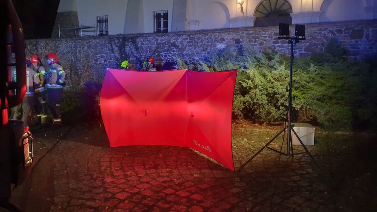 Wbił się w mur dworu. 20-latek za kierownicą audi. Tragedia