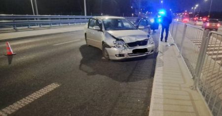 Niezachowanie bezpiecznej odległości przyczyną kolizji. Kierowca toyoty dostał mandat, policjanci zatrzymali dowód rejestracyjny