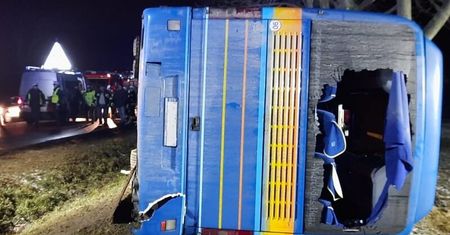 Ukraiński autokar wypadł z drogi i przewrócił się na bok. Podróżowało nim 25 osób