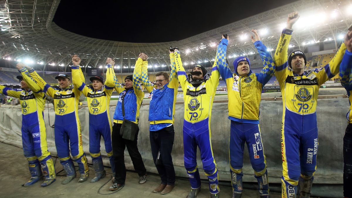 WP SportoweFakty / Łukasz Trzeszczkowski / Radość drużyny Cash Broker Stal Gorzów po zwycięstwie nad KS Get Well Toruń