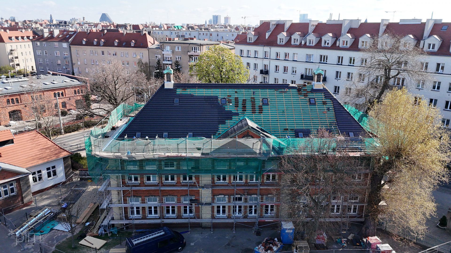 Poznań. Remontują dach w zabytkowym kompleksie edukacyjnym